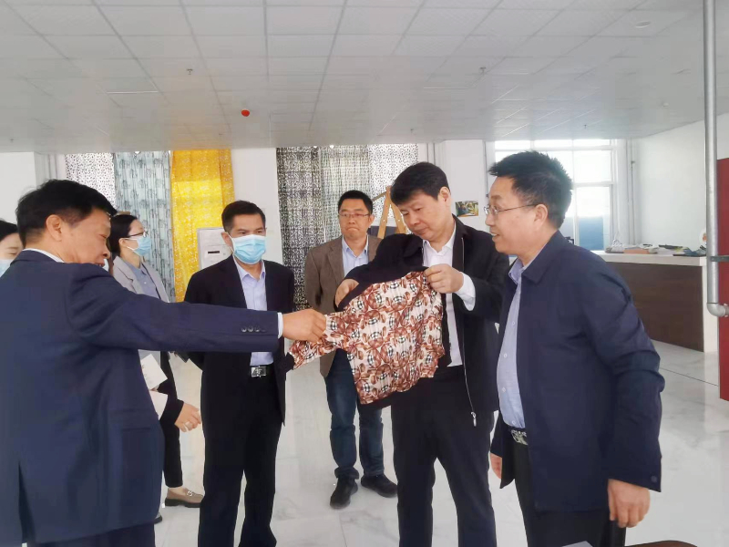 領(lǐng)導(dǎo)們感受冷轉(zhuǎn)移印花產(chǎn)品(某奢侈品)